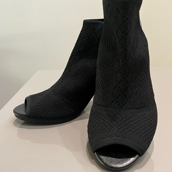 Life Stride Soft System NWOT Black Peep-toe Ankle Booties SZ 7.5 - Picture 1 of 11